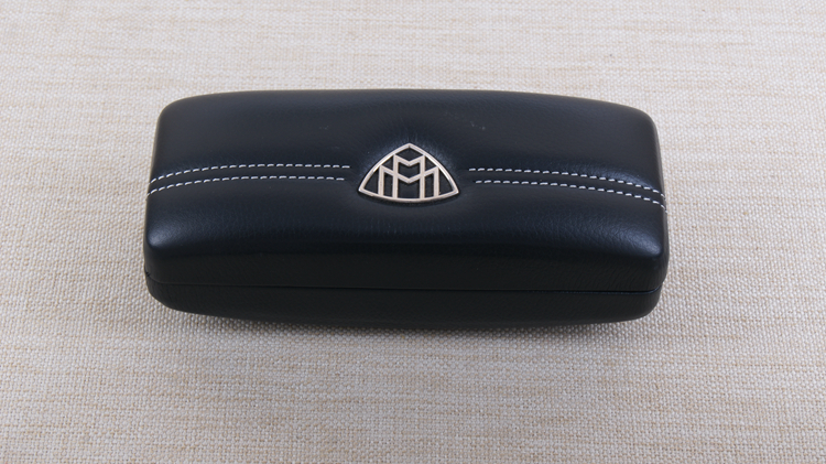 第二幅损坏的迈巴赫眼镜,镜框整体变形,镜框断裂修好后的眼镜第三幅