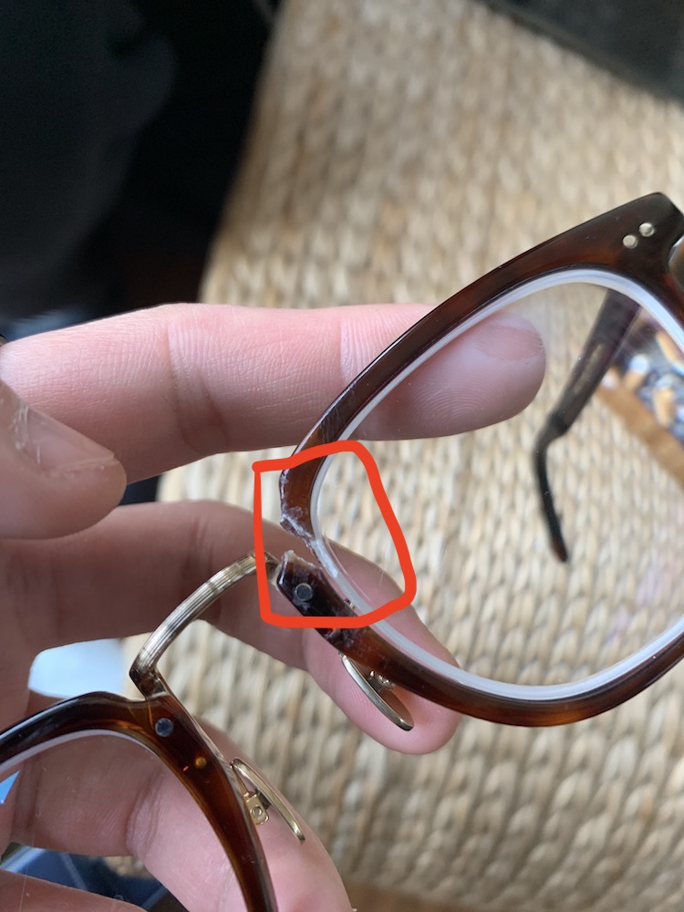 眼镜坏了能用胶水粘吗眼镜损坏了最佳的维修方式是什么